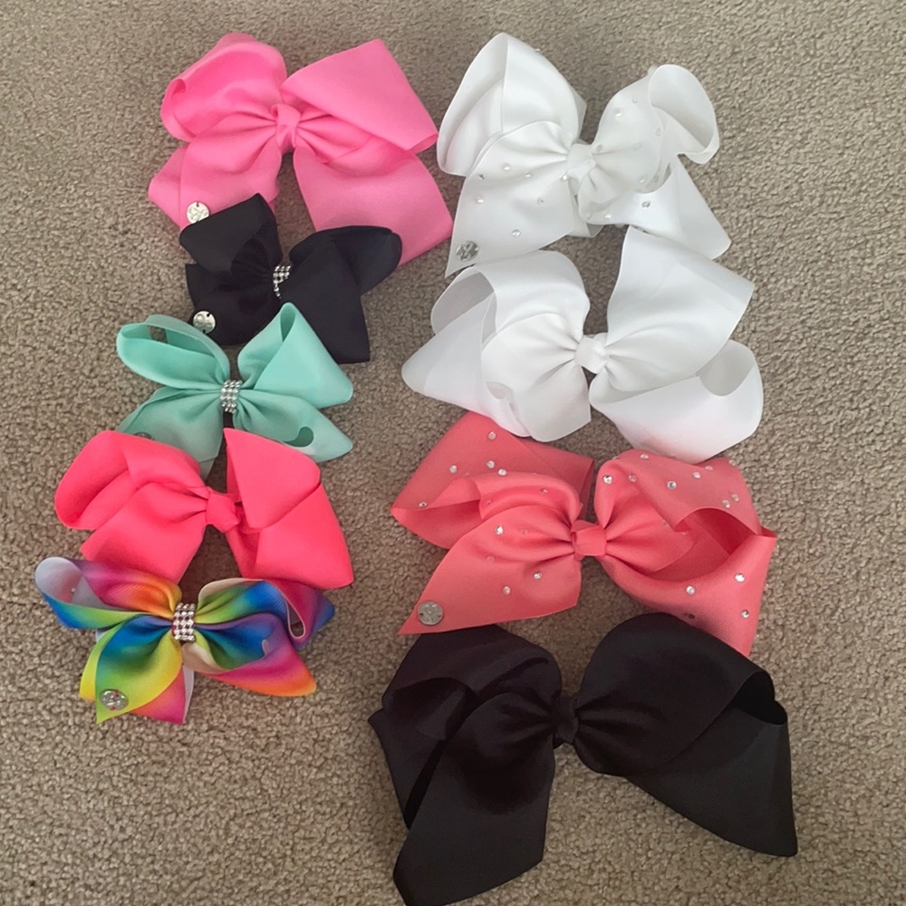 5 big Jojo siwa bows and 4 medium sized